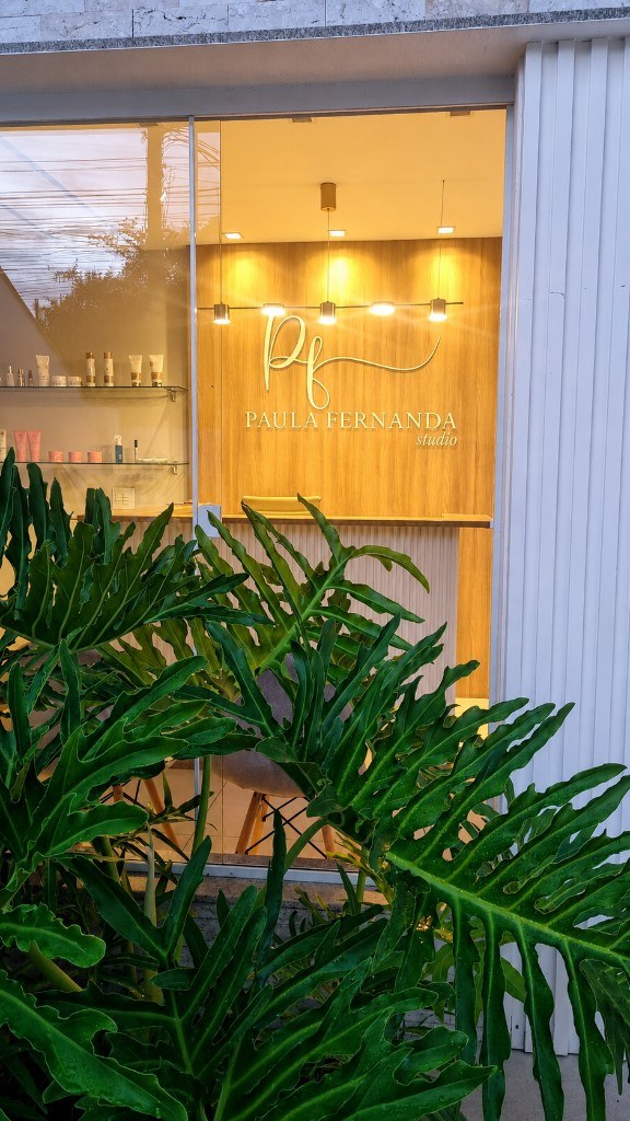 Ambiente acolhedor do studio — vitrine e recepção.